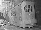 Vyhoel dln lokomotiva po explozi v Dolu SA v Karvin 22. bezna 1977.