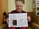 Jaroslav Minka z Havíova ukazuje knihu Memento dlních nehod v eském...
