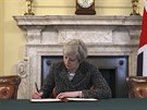 Britská premiérka Theresa Mayová pi podpisu ádosti o aktivaci lánku 50...