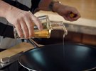 Na rozpálený wok kápnte rostlinný olej na smaení.