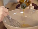 Pidejte olivový olej a prolehejte, aby se ocet s olejem spojil.