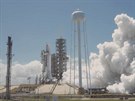 Úspná statická zkouka motor prvního stupn rakety Falcon 9 z pondlí 27....