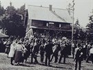 Slavnostn oteven druh chaty na enku v roce 1923.