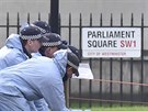 Policejní vyetovatelé zkoumají místo útoku ped britským parlamentem. (23. 3....
