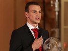 Vladimír Darida pi vyhlaování ankety Fotbalista roku s trofejí za druhé místo.