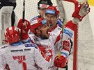 Vladimír Dravecký oslavuje se spoluhráči z Třince gól.