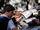 Lance Stroll rozdává autogramy ped závodem formule 1 v Austrálii.