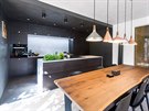 Pracovní deska v kuchyni je vyrobena z betonu eskou firmou Gravelli, jídelní...