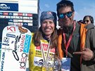 Eva Samková s trofejí pro vítzku Svtového poháru ve snowboardcrossu.