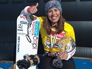 Eva Samková  s trofejí pro vítzku Svtového poháru ve snowboardcrossu.