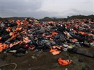 Pouité záchranné vesty na ostrov Lesbos pipomínají tisíce uprchlík, kteí...