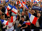 Píznivci krajn pravicové kandidátky na francouzskou prezidentku Marine Le...