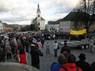 Protestn� demonstrace asi �ty� stovek obyvatel m�sta Z�b�eha na �umpersku proti...