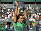 Roger Federer s trofejí pro vítze turnaje v Indian Wells