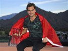 Roger Federer s trofejí pro vítze turnaje v Indian Wells