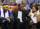 Kevin Durant (uprosted) z Golden State se bhem cesty do Oklahoma City dobe...