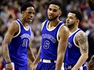 DeMar DeRozan, Cory Joseph a Fred VanVleet (zleva)  slaví výhru Toronta nad...