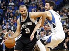 Tony Parker (vlevo) ze San Antonia obchází Rickyho Rubia z Minnesoty.