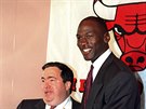 Jerry Krause (vlevo) a Michael Jordan na archivním snímku z roku 1988.