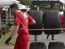 Technici týmu Ferrari peváejí pneumatiky.