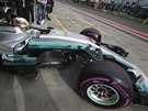 Lewis Hamilton ve voze stáje Mercedes bhem tréninku na Velkou cenu Austrálie.