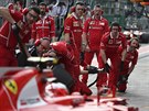 Mechanici stáje Ferrari bhem tréninku na Velkou cenu Austrálie.