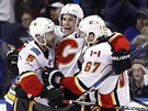 Mark Giordano, Sean Monahan a Michael Frolík (zleva) se radují z gólu Calgary.