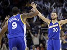 Andre Iguodala (vlevo) a Stephen Curry oslavují akci Golden State.