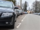 Zam�stnanci parkuj�c� mimo �kodov�ck� parkovi�t� stoj� v�ude, kde nejsou...