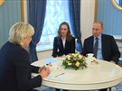 Le Peová se v Kremlu sela s Putinem