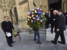 Lidé se louí se zesnulým kardinálem Miloslavem Vlkem  (25. 3. 2017).