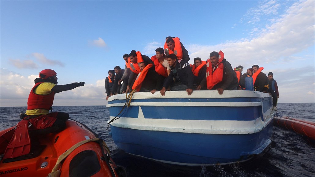 �pan�lská organizace Proactiva Open Arms zachra�uje migranty u b�eh� Libye (29....