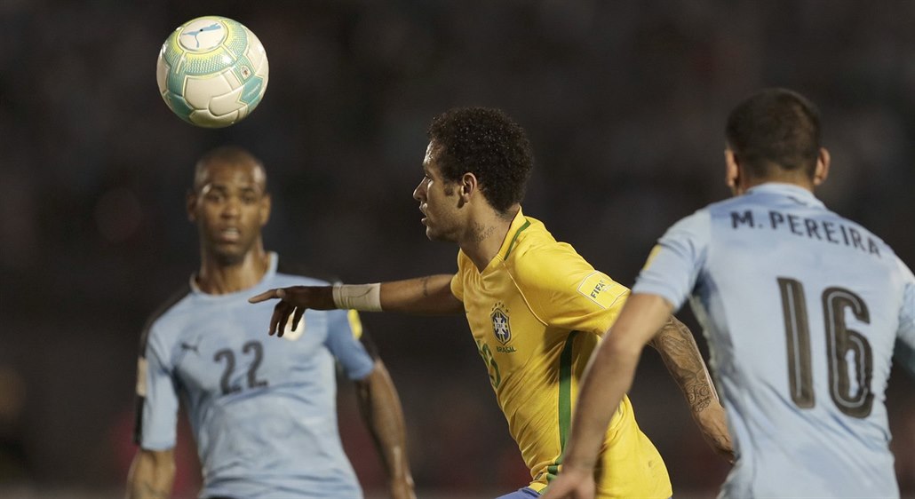 Fotbalisté Uruguaye Diego Rolan (vlevo) a  Maximiliano Pereira sledují pr�nik...