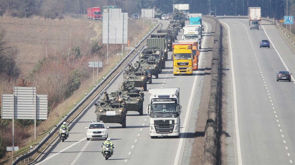 Průjezd vojenského konvoje po dálnici