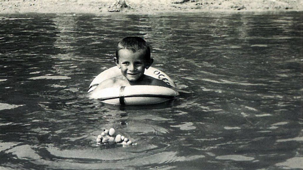 Forman jako pětiletý zachycen při dovádění v jezeře.