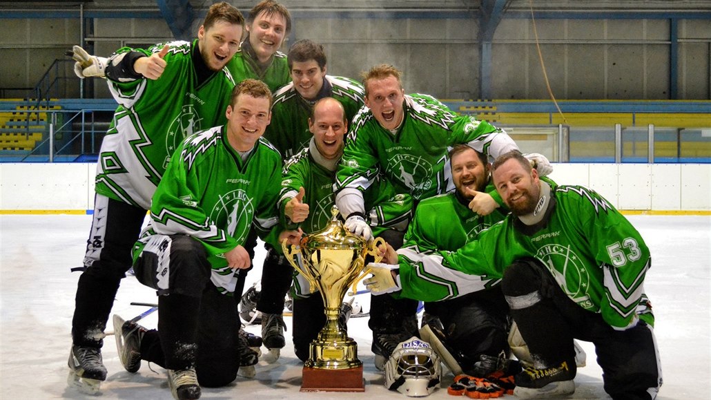Hrá�i Bohemians s pohárem pro vít�ze extraligy v rink bandy.