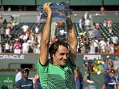 Roger Federer s trofej pro vtze turnaje v Indian Wells