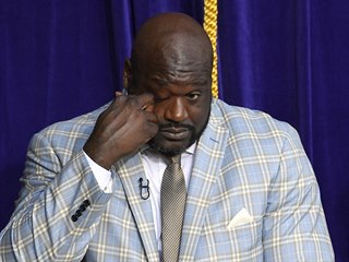 Shaquille O'Neal (vlevo) je dojatý, na odhalení jeho sochy v Los Angeles se...