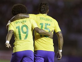 Brazilt fotbalist Willian a Paulinho slav branku proti Uruguayi.