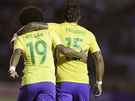 Brazil�t� fotbalist� Willian a Paulinho slav� branku proti Uruguayi.