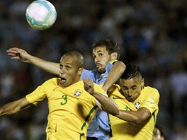Tvrd� hlavi�kov� souboj svedli Brazilci Miranda (vlevo) a Marquinhos s...