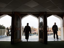Tisíce muslimů se v Birminghamu schází v hlavní mešitě v centru města.