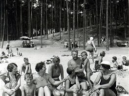 Malý Miloš Forman na pláži ve Starých Splavech ve skupince dalších lidí se svým...
