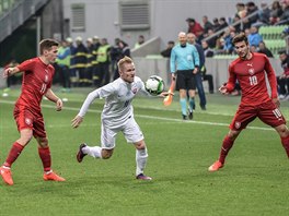 Slovenský fotbalista Tomá Brigant proniká mezi eskou dvojicí Jakub Neas,...