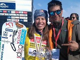Eva Samkov s trofej pro vtzku Svtovho pohru ve snowboardcrossu.