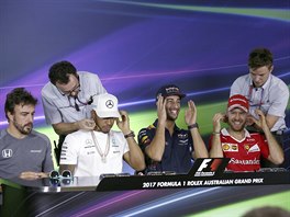 Fernando Alonso, Lewis Hamilton, Daniel Ricciardo a Sebastian Vettel (zleva) se...