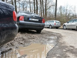 Zamstnanci parkujc mimo kodovck parkovit stoj vude, kde nejsou...