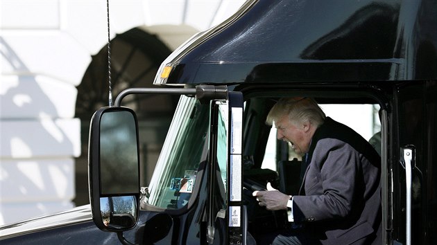 Prezident Donald Trump si u Blho domu vyzkouel, jak to je sedt za volantem obho nkladnho vozu. (23. 3. 2017)