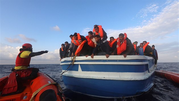 panlsk organizace Proactiva Open Arms zachrauje migranty u beh Libye (29. bezna 2017)