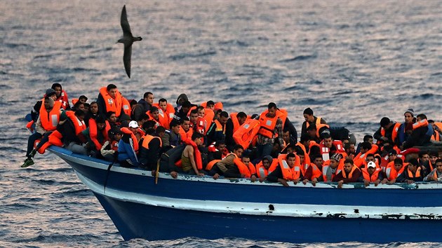 Migranti na přeplněné lodi u břehů Libye. (29.3. 2017)